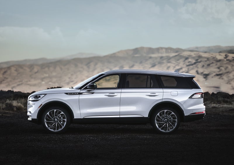 A Lincoln Aviator® SUV is parked on a scenic mountain overlook | Doggett Lincoln of Beaumont in Beaumont TX